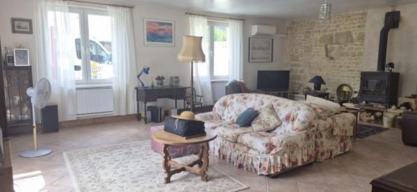 Maison de village rénovée avec piscine et plus d'un hectare de terrain