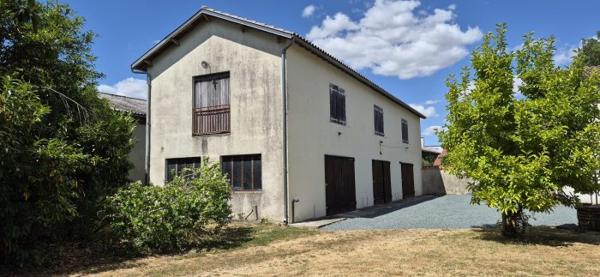 Maison de village rénovée avec piscine et plus d'un hectare de terrain