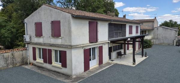 Maison de village rénovée avec piscine et plus d'un hectare de terrain