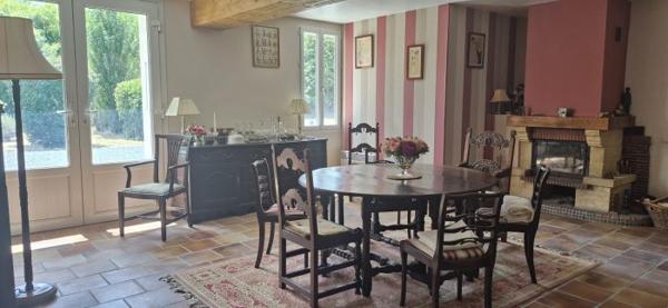 Maison de village rénovée avec piscine et plus d'un hectare de terrain