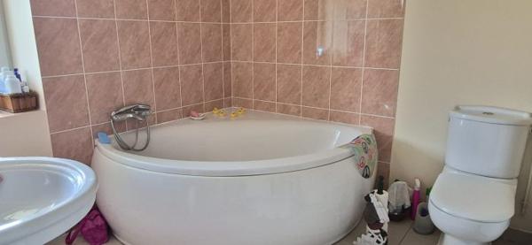 Maison de village rénovée avec piscine et plus d'un hectare de terrain