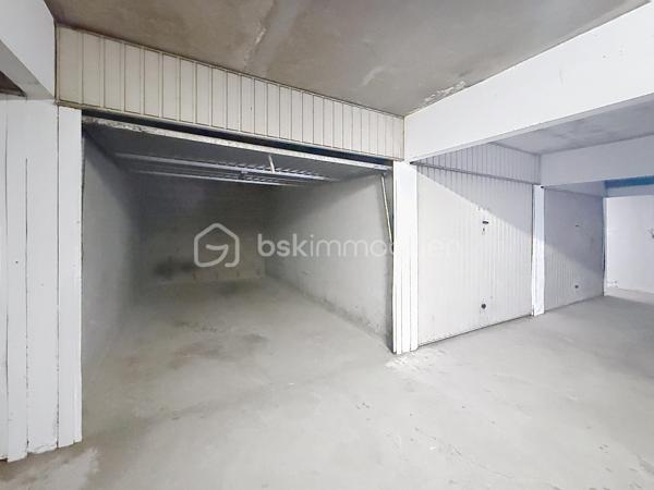 Nous vous proposons ce garage en sous-sol situé dans la résidence OLYMPIA à Caen de 14m². Sa situation est idéale à moins de 15 minutes à pieds du centre ville, les transports et les commerces à moins de 5 minutes. La future ligne de TRAM est au pieds de la résidence. La résidence et fermée et sécurisée. N'hésitez pas à contacter Monsieur TIRMAN pour plus d'informations.
