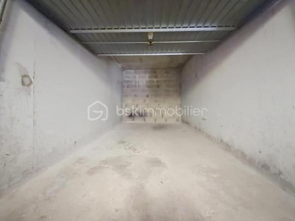 Nous vous proposons ce garage en sous-sol situé dans la résidence OLYMPIA à Caen de 14m². Sa situation est idéale à moins de 15 minutes à pieds du centre ville, les transports et les commerces à moins de 5 minutes. La future ligne de TRAM est au pieds de la résidence. La résidence et fermée et sécurisée. N'hésitez pas à contacter Monsieur TIRMAN pour plus d'informations.