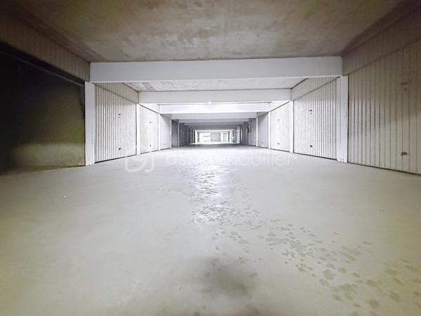 Nous vous proposons ce garage en sous-sol situé dans la résidence OLYMPIA à Caen de 14m². Sa situation est idéale à moins de 15 minutes à pieds du centre ville, les transports et les commerces à moins de 5 minutes. La future ligne de TRAM est au pieds de la résidence. La résidence et fermée et sécurisée. N'hésitez pas à contacter Monsieur TIRMAN pour plus d'informations.