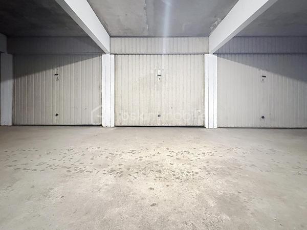 Nous vous proposons ce garage en sous-sol situé dans la résidence OLYMPIA à Caen de 14m². Sa situation est idéale à moins de 15 minutes à pieds du centre ville, les transports et les commerces à moins de 5 minutes. La future ligne de TRAM est au pieds de la résidence. La résidence et fermée et sécurisée. N'hésitez pas à contacter Monsieur TIRMAN pour plus d'informations.