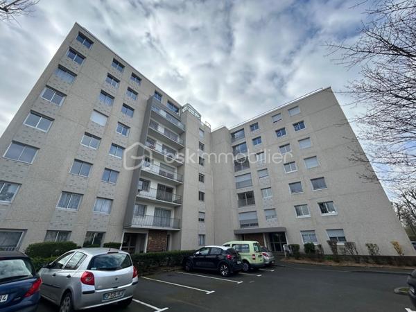 Nous vous proposons ce garage en sous-sol situé dans la résidence OLYMPIA à Caen de 14m². Sa situation est idéale à moins de 15 minutes à pieds du centre ville, les transports et les commerces à moins de 5 minutes. La future ligne de TRAM est au pieds de la résidence. La résidence et fermée et sécurisée. N'hésitez pas à contacter Monsieur TIRMAN pour plus d'informations.
