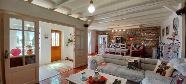 Charolles à 5 minutes, Maison en pierres, rénovée, de 128 m² avec grange attenante aménageable, sur terrain de 2 357 m²