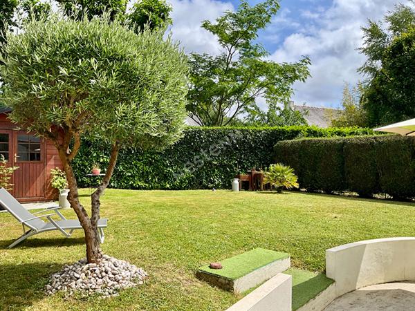 Orvault Grand Val : En vente, maison de 139 m², 4 chambres, baignée de lumière, cuisine A/E, jardin intime, proche tramway.