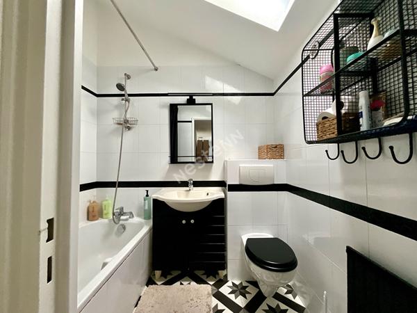 Orvault Grand Val : En vente, maison de 139 m², 4 chambres, baignée de lumière, cuisine A/E, jardin intime, proche tramway.