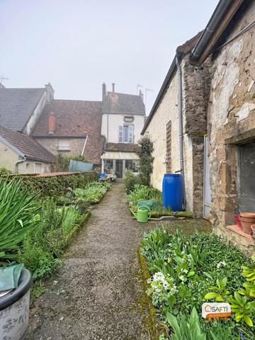 Maison de ville avec jardin et dépendance