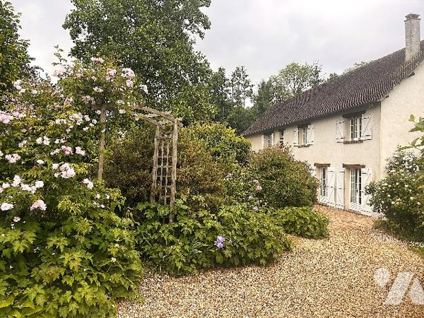 Proche Dreux - Charmante maison rénovée 271m² avec jardin 2.000m², 5 chambres 3 sdb