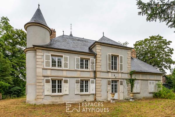 La demeure historique avec son parc et une vue panoramique sur la campagne