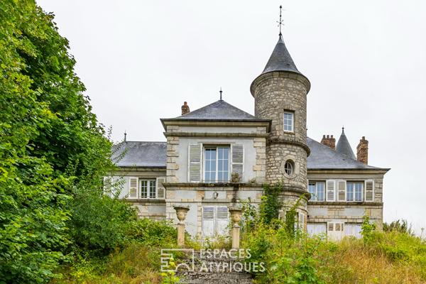 La demeure historique avec son parc et une vue panoramique sur la campagne