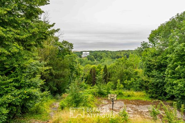 La demeure historique avec son parc et une vue panoramique sur la campagne