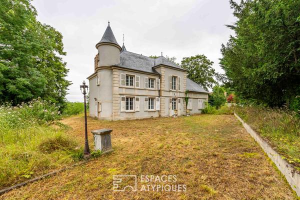 La demeure historique avec son parc et une vue panoramique sur la campagne