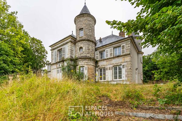 La demeure historique avec son parc et une vue panoramique sur la campagne