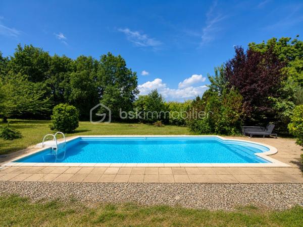 Maison de plain-pied avec piscine et vue dégagée – Un véritable havre de paix

Au cœur du charmant village d'Eyraud-Crempse-Maurens, découvrez cette agréable maison de plain-pied nichée dans un environnement verdoyant et préservé, sans aucun vis-à-vis. Vous profiterez du calme de la campagne tout en restant à seulement 2 minutes des commerces et des commodités.

Dès l'entrée, la luminosité des pièces de vie vous séduira. La maison offre un salon chaleureux agrémenté d'un poêle à bois, une cuisine dinatoire entièrement équipée avec son arrière-cuisine, ainsi qu'une belle suite parentale comprenant un dressing et une salle d'eau privative, bénéficiant d'une vue imprenable sur le jardin.
L'espace nuit est complété par un bureau, deux chambres supplémentaires, une salle de bains et des toilettes indépendantes.

À l'extérieur, tout a été pensé pour profiter pleinement de la douceur de vivre : une piscine au chlore de 9 x 4.5 mètres, un jardin fleuri agrémenté d'un verger sur un terrain d'environ 4600m2, une  terrasse avec vue dégagée sur la campagne environnante et de magnifiques couchers de soleil. Un double garage vient parfaire l'ensemble.

Travaux récents réalisés :

Installation d'une pompe à chaleur (2026)
Isolation des combles
Mise en place d'une VMC
Réfection de l'assainissement
Remplacement des fenêtres du bureau, d'une chambre et des WC
Changement du liner de la piscine (2020)
Mise aux normes de l'installation électrique

Une maison parfaitement entretenue, offrant confort, tranquillité et qualité de vie. Un bien rare où il ne vous reste plus qu'à poser vos valises.


Single-story house with pool and unobstructed views – A true haven of peace

In the heart of the charming village of Eyraud-Crempse-Maurens, discover this delightful single-story house nestled in a verdant and unspoiled setting, offering complete privacy. Enjoy the tranquility of the countryside while remaining just 2 minutes from shops and amenities.

From the moment you enter, the bright and airy living spaces will captivate you. The house features a welcoming living room with a wood-burning stove, a fully equipped eat-in kitchen with a pantry, and a beautiful master suite with a dressing room and private bathroom, boasting breathtaking views of the garden.

The sleeping area is completed by an office, two additional bedrooms, a bathroom, and a separate toilet.

Outside, everything has been designed to fully enjoy the good life: a 9 x 4.5 meter chlorine swimming pool, a flower garden complete with an orchard, a terrace with unobstructed views of the surrounding countryside, and magnificent sunsets. A double garage completes the property.

Recent renovations include:

Installation of a heat pump (2026)
Attic insulation
Installation of a mechanical ventilation system
Sewage system upgrade
Replacement of windows in the office, one bedroom, and the toilet
Replacement of the swimming pool liner (2020)
Electrical system upgrade

A perfectly maintained house offering comfort, tranquility, and a high quality of life. A rare find where all you have to do is unpack your bags.