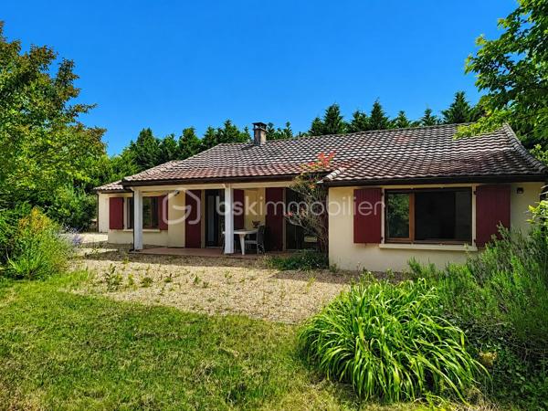 Maison de plain-pied avec piscine et vue dégagée – Un véritable havre de paix

Au cœur du charmant village d'Eyraud-Crempse-Maurens, découvrez cette agréable maison de plain-pied nichée dans un environnement verdoyant et préservé, sans aucun vis-à-vis. Vous profiterez du calme de la campagne tout en restant à seulement 2 minutes des commerces et des commodités.

Dès l'entrée, la luminosité des pièces de vie vous séduira. La maison offre un salon chaleureux agrémenté d'un poêle à bois, une cuisine dinatoire entièrement équipée avec son arrière-cuisine, ainsi qu'une belle suite parentale comprenant un dressing et une salle d'eau privative, bénéficiant d'une vue imprenable sur le jardin.
L'espace nuit est complété par un bureau, deux chambres supplémentaires, une salle de bains et des toilettes indépendantes.

À l'extérieur, tout a été pensé pour profiter pleinement de la douceur de vivre : une piscine au chlore de 9 x 4.5 mètres, un jardin fleuri agrémenté d'un verger sur un terrain d'environ 4600m2, une  terrasse avec vue dégagée sur la campagne environnante et de magnifiques couchers de soleil. Un double garage vient parfaire l'ensemble.

Travaux récents réalisés :

Installation d'une pompe à chaleur (2026)
Isolation des combles
Mise en place d'une VMC
Réfection de l'assainissement
Remplacement des fenêtres du bureau, d'une chambre et des WC
Changement du liner de la piscine (2020)
Mise aux normes de l'installation électrique

Une maison parfaitement entretenue, offrant confort, tranquillité et qualité de vie. Un bien rare où il ne vous reste plus qu'à poser vos valises.


Single-story house with pool and unobstructed views – A true haven of peace

In the heart of the charming village of Eyraud-Crempse-Maurens, discover this delightful single-story house nestled in a verdant and unspoiled setting, offering complete privacy. Enjoy the tranquility of the countryside while remaining just 2 minutes from shops and amenities.

From the moment you enter, the bright and airy living spaces will captivate you. The house features a welcoming living room with a wood-burning stove, a fully equipped eat-in kitchen with a pantry, and a beautiful master suite with a dressing room and private bathroom, boasting breathtaking views of the garden.

The sleeping area is completed by an office, two additional bedrooms, a bathroom, and a separate toilet.

Outside, everything has been designed to fully enjoy the good life: a 9 x 4.5 meter chlorine swimming pool, a flower garden complete with an orchard, a terrace with unobstructed views of the surrounding countryside, and magnificent sunsets. A double garage completes the property.

Recent renovations include:

Installation of a heat pump (2026)
Attic insulation
Installation of a mechanical ventilation system
Sewage system upgrade
Replacement of windows in the office, one bedroom, and the toilet
Replacement of the swimming pool liner (2020)
Electrical system upgrade

A perfectly maintained house offering comfort, tranquility, and a high quality of life. A rare find where all you have to do is unpack your bags.