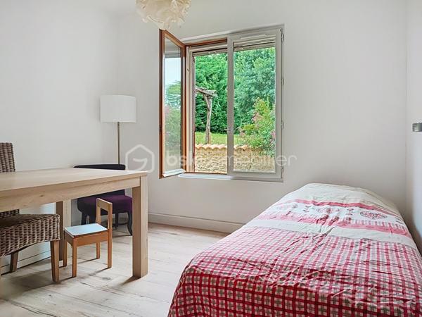 Maison de plain-pied avec piscine et vue dégagée – Un véritable havre de paix

Au cœur du charmant village d'Eyraud-Crempse-Maurens, découvrez cette agréable maison de plain-pied nichée dans un environnement verdoyant et préservé, sans aucun vis-à-vis. Vous profiterez du calme de la campagne tout en restant à seulement 2 minutes des commerces et des commodités.

Dès l'entrée, la luminosité des pièces de vie vous séduira. La maison offre un salon chaleureux agrémenté d'un poêle à bois, une cuisine dinatoire entièrement équipée avec son arrière-cuisine, ainsi qu'une belle suite parentale comprenant un dressing et une salle d'eau privative, bénéficiant d'une vue imprenable sur le jardin.
L'espace nuit est complété par un bureau, deux chambres supplémentaires, une salle de bains et des toilettes indépendantes.

À l'extérieur, tout a été pensé pour profiter pleinement de la douceur de vivre : une piscine au chlore de 9 x 4.5 mètres, un jardin fleuri agrémenté d'un verger sur un terrain d'environ 4600m2, une  terrasse avec vue dégagée sur la campagne environnante et de magnifiques couchers de soleil. Un double garage vient parfaire l'ensemble.

Travaux récents réalisés :

Installation d'une pompe à chaleur (2026)
Isolation des combles
Mise en place d'une VMC
Réfection de l'assainissement
Remplacement des fenêtres du bureau, d'une chambre et des WC
Changement du liner de la piscine (2020)
Mise aux normes de l'installation électrique

Une maison parfaitement entretenue, offrant confort, tranquillité et qualité de vie. Un bien rare où il ne vous reste plus qu'à poser vos valises.


Single-story house with pool and unobstructed views – A true haven of peace

In the heart of the charming village of Eyraud-Crempse-Maurens, discover this delightful single-story house nestled in a verdant and unspoiled setting, offering complete privacy. Enjoy the tranquility of the countryside while remaining just 2 minutes from shops and amenities.

From the moment you enter, the bright and airy living spaces will captivate you. The house features a welcoming living room with a wood-burning stove, a fully equipped eat-in kitchen with a pantry, and a beautiful master suite with a dressing room and private bathroom, boasting breathtaking views of the garden.

The sleeping area is completed by an office, two additional bedrooms, a bathroom, and a separate toilet.

Outside, everything has been designed to fully enjoy the good life: a 9 x 4.5 meter chlorine swimming pool, a flower garden complete with an orchard, a terrace with unobstructed views of the surrounding countryside, and magnificent sunsets. A double garage completes the property.

Recent renovations include:

Installation of a heat pump (2026)
Attic insulation
Installation of a mechanical ventilation system
Sewage system upgrade
Replacement of windows in the office, one bedroom, and the toilet
Replacement of the swimming pool liner (2020)
Electrical system upgrade

A perfectly maintained house offering comfort, tranquility, and a high quality of life. A rare find where all you have to do is unpack your bags.