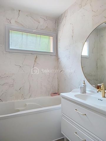 Maison de plain-pied avec piscine et vue dégagée – Un véritable havre de paix

Au cœur du charmant village d'Eyraud-Crempse-Maurens, découvrez cette agréable maison de plain-pied nichée dans un environnement verdoyant et préservé, sans aucun vis-à-vis. Vous profiterez du calme de la campagne tout en restant à seulement 2 minutes des commerces et des commodités.

Dès l'entrée, la luminosité des pièces de vie vous séduira. La maison offre un salon chaleureux agrémenté d'un poêle à bois, une cuisine dinatoire entièrement équipée avec son arrière-cuisine, ainsi qu'une belle suite parentale comprenant un dressing et une salle d'eau privative, bénéficiant d'une vue imprenable sur le jardin.
L'espace nuit est complété par un bureau, deux chambres supplémentaires, une salle de bains et des toilettes indépendantes.

À l'extérieur, tout a été pensé pour profiter pleinement de la douceur de vivre : une piscine au chlore de 9 x 4.5 mètres, un jardin fleuri agrémenté d'un verger sur un terrain d'environ 4600m2, une  terrasse avec vue dégagée sur la campagne environnante et de magnifiques couchers de soleil. Un double garage vient parfaire l'ensemble.

Travaux récents réalisés :

Installation d'une pompe à chaleur (2026)
Isolation des combles
Mise en place d'une VMC
Réfection de l'assainissement
Remplacement des fenêtres du bureau, d'une chambre et des WC
Changement du liner de la piscine (2020)
Mise aux normes de l'installation électrique

Une maison parfaitement entretenue, offrant confort, tranquillité et qualité de vie. Un bien rare où il ne vous reste plus qu'à poser vos valises.


Single-story house with pool and unobstructed views – A true haven of peace

In the heart of the charming village of Eyraud-Crempse-Maurens, discover this delightful single-story house nestled in a verdant and unspoiled setting, offering complete privacy. Enjoy the tranquility of the countryside while remaining just 2 minutes from shops and amenities.

From the moment you enter, the bright and airy living spaces will captivate you. The house features a welcoming living room with a wood-burning stove, a fully equipped eat-in kitchen with a pantry, and a beautiful master suite with a dressing room and private bathroom, boasting breathtaking views of the garden.

The sleeping area is completed by an office, two additional bedrooms, a bathroom, and a separate toilet.

Outside, everything has been designed to fully enjoy the good life: a 9 x 4.5 meter chlorine swimming pool, a flower garden complete with an orchard, a terrace with unobstructed views of the surrounding countryside, and magnificent sunsets. A double garage completes the property.

Recent renovations include:

Installation of a heat pump (2026)
Attic insulation
Installation of a mechanical ventilation system
Sewage system upgrade
Replacement of windows in the office, one bedroom, and the toilet
Replacement of the swimming pool liner (2020)
Electrical system upgrade

A perfectly maintained house offering comfort, tranquility, and a high quality of life. A rare find where all you have to do is unpack your bags.