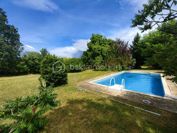 Maison de plain-pied avec piscine et vue dégagée – Un véritable havre de paix

Au cœur du charmant village d'Eyraud-Crempse-Maurens, découvrez cette agréable maison de plain-pied nichée dans un environnement verdoyant et préservé, sans aucun vis-à-vis. Vous profiterez du calme de la campagne tout en restant à seulement 2 minutes des commerces et des commodités.

Dès l'entrée, la luminosité des pièces de vie vous séduira. La maison offre un salon chaleureux agrémenté d'un poêle à bois, une cuisine dinatoire entièrement équipée avec son arrière-cuisine, ainsi qu'une belle suite parentale comprenant un dressing et une salle d'eau privative, bénéficiant d'une vue imprenable sur le jardin.
L'espace nuit est complété par un bureau, deux chambres supplémentaires, une salle de bains et des toilettes indépendantes.

À l'extérieur, tout a été pensé pour profiter pleinement de la douceur de vivre : une piscine au chlore de 9 x 4.5 mètres, un jardin fleuri agrémenté d'un verger sur un terrain d'environ 4600m2, une  terrasse avec vue dégagée sur la campagne environnante et de magnifiques couchers de soleil. Un double garage vient parfaire l'ensemble.

Travaux récents réalisés :

Installation d'une pompe à chaleur (2026)
Isolation des combles
Mise en place d'une VMC
Réfection de l'assainissement
Remplacement des fenêtres du bureau, d'une chambre et des WC
Changement du liner de la piscine (2020)
Mise aux normes de l'installation électrique

Une maison parfaitement entretenue, offrant confort, tranquillité et qualité de vie. Un bien rare où il ne vous reste plus qu'à poser vos valises.


Single-story house with pool and unobstructed views – A true haven of peace

In the heart of the charming village of Eyraud-Crempse-Maurens, discover this delightful single-story house nestled in a verdant and unspoiled setting, offering complete privacy. Enjoy the tranquility of the countryside while remaining just 2 minutes from shops and amenities.

From the moment you enter, the bright and airy living spaces will captivate you. The house features a welcoming living room with a wood-burning stove, a fully equipped eat-in kitchen with a pantry, and a beautiful master suite with a dressing room and private bathroom, boasting breathtaking views of the garden.

The sleeping area is completed by an office, two additional bedrooms, a bathroom, and a separate toilet.

Outside, everything has been designed to fully enjoy the good life: a 9 x 4.5 meter chlorine swimming pool, a flower garden complete with an orchard, a terrace with unobstructed views of the surrounding countryside, and magnificent sunsets. A double garage completes the property.

Recent renovations include:

Installation of a heat pump (2026)
Attic insulation
Installation of a mechanical ventilation system
Sewage system upgrade
Replacement of windows in the office, one bedroom, and the toilet
Replacement of the swimming pool liner (2020)
Electrical system upgrade

A perfectly maintained house offering comfort, tranquility, and a high quality of life. A rare find where all you have to do is unpack your bags.