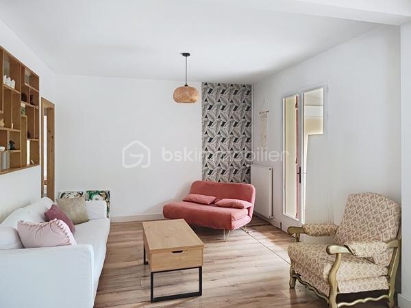 Maison de plain-pied avec piscine et vue dégagée – Un véritable havre de paix

Au cœur du charmant village d'Eyraud-Crempse-Maurens, découvrez cette agréable maison de plain-pied nichée dans un environnement verdoyant et préservé, sans aucun vis-à-vis. Vous profiterez du calme de la campagne tout en restant à seulement 2 minutes des commerces et des commodités.

Dès l'entrée, la luminosité des pièces de vie vous séduira. La maison offre un salon chaleureux agrémenté d'un poêle à bois, une cuisine dinatoire entièrement équipée avec son arrière-cuisine, ainsi qu'une belle suite parentale comprenant un dressing et une salle d'eau privative, bénéficiant d'une vue imprenable sur le jardin.
L'espace nuit est complété par un bureau, deux chambres supplémentaires, une salle de bains et des toilettes indépendantes.

À l'extérieur, tout a été pensé pour profiter pleinement de la douceur de vivre : une piscine au chlore de 9 x 4.5 mètres, un jardin fleuri agrémenté d'un verger sur un terrain d'environ 4600m2, une  terrasse avec vue dégagée sur la campagne environnante et de magnifiques couchers de soleil. Un double garage vient parfaire l'ensemble.

Travaux récents réalisés :

Installation d'une pompe à chaleur (2026)
Isolation des combles
Mise en place d'une VMC
Réfection de l'assainissement
Remplacement des fenêtres du bureau, d'une chambre et des WC
Changement du liner de la piscine (2020)
Mise aux normes de l'installation électrique

Une maison parfaitement entretenue, offrant confort, tranquillité et qualité de vie. Un bien rare où il ne vous reste plus qu'à poser vos valises.


Single-story house with pool and unobstructed views – A true haven of peace

In the heart of the charming village of Eyraud-Crempse-Maurens, discover this delightful single-story house nestled in a verdant and unspoiled setting, offering complete privacy. Enjoy the tranquility of the countryside while remaining just 2 minutes from shops and amenities.

From the moment you enter, the bright and airy living spaces will captivate you. The house features a welcoming living room with a wood-burning stove, a fully equipped eat-in kitchen with a pantry, and a beautiful master suite with a dressing room and private bathroom, boasting breathtaking views of the garden.

The sleeping area is completed by an office, two additional bedrooms, a bathroom, and a separate toilet.

Outside, everything has been designed to fully enjoy the good life: a 9 x 4.5 meter chlorine swimming pool, a flower garden complete with an orchard, a terrace with unobstructed views of the surrounding countryside, and magnificent sunsets. A double garage completes the property.

Recent renovations include:

Installation of a heat pump (2026)
Attic insulation
Installation of a mechanical ventilation system
Sewage system upgrade
Replacement of windows in the office, one bedroom, and the toilet
Replacement of the swimming pool liner (2020)
Electrical system upgrade

A perfectly maintained house offering comfort, tranquility, and a high quality of life. A rare find where all you have to do is unpack your bags.