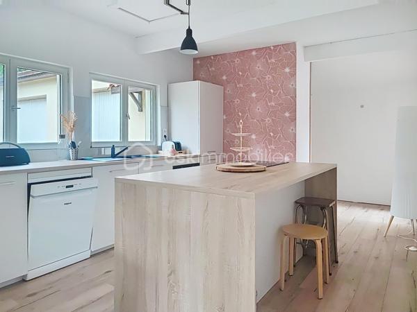 Maison de plain-pied avec piscine et vue dégagée – Un véritable havre de paix

Au cœur du charmant village d'Eyraud-Crempse-Maurens, découvrez cette agréable maison de plain-pied nichée dans un environnement verdoyant et préservé, sans aucun vis-à-vis. Vous profiterez du calme de la campagne tout en restant à seulement 2 minutes des commerces et des commodités.

Dès l'entrée, la luminosité des pièces de vie vous séduira. La maison offre un salon chaleureux agrémenté d'un poêle à bois, une cuisine dinatoire entièrement équipée avec son arrière-cuisine, ainsi qu'une belle suite parentale comprenant un dressing et une salle d'eau privative, bénéficiant d'une vue imprenable sur le jardin.
L'espace nuit est complété par un bureau, deux chambres supplémentaires, une salle de bains et des toilettes indépendantes.

À l'extérieur, tout a été pensé pour profiter pleinement de la douceur de vivre : une piscine au chlore de 9 x 4.5 mètres, un jardin fleuri agrémenté d'un verger sur un terrain d'environ 4600m2, une  terrasse avec vue dégagée sur la campagne environnante et de magnifiques couchers de soleil. Un double garage vient parfaire l'ensemble.

Travaux récents réalisés :

Installation d'une pompe à chaleur (2026)
Isolation des combles
Mise en place d'une VMC
Réfection de l'assainissement
Remplacement des fenêtres du bureau, d'une chambre et des WC
Changement du liner de la piscine (2020)
Mise aux normes de l'installation électrique

Une maison parfaitement entretenue, offrant confort, tranquillité et qualité de vie. Un bien rare où il ne vous reste plus qu'à poser vos valises.


Single-story house with pool and unobstructed views – A true haven of peace

In the heart of the charming village of Eyraud-Crempse-Maurens, discover this delightful single-story house nestled in a verdant and unspoiled setting, offering complete privacy. Enjoy the tranquility of the countryside while remaining just 2 minutes from shops and amenities.

From the moment you enter, the bright and airy living spaces will captivate you. The house features a welcoming living room with a wood-burning stove, a fully equipped eat-in kitchen with a pantry, and a beautiful master suite with a dressing room and private bathroom, boasting breathtaking views of the garden.

The sleeping area is completed by an office, two additional bedrooms, a bathroom, and a separate toilet.

Outside, everything has been designed to fully enjoy the good life: a 9 x 4.5 meter chlorine swimming pool, a flower garden complete with an orchard, a terrace with unobstructed views of the surrounding countryside, and magnificent sunsets. A double garage completes the property.

Recent renovations include:

Installation of a heat pump (2026)
Attic insulation
Installation of a mechanical ventilation system
Sewage system upgrade
Replacement of windows in the office, one bedroom, and the toilet
Replacement of the swimming pool liner (2020)
Electrical system upgrade

A perfectly maintained house offering comfort, tranquility, and a high quality of life. A rare find where all you have to do is unpack your bags.