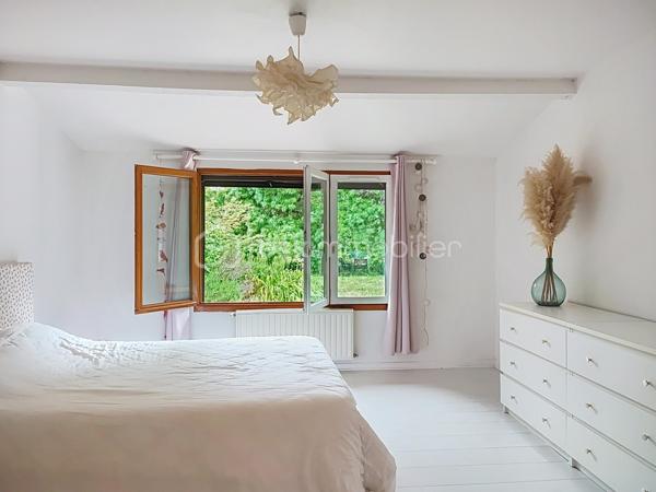 Maison de plain-pied avec piscine et vue dégagée – Un véritable havre de paix

Au cœur du charmant village d'Eyraud-Crempse-Maurens, découvrez cette agréable maison de plain-pied nichée dans un environnement verdoyant et préservé, sans aucun vis-à-vis. Vous profiterez du calme de la campagne tout en restant à seulement 2 minutes des commerces et des commodités.

Dès l'entrée, la luminosité des pièces de vie vous séduira. La maison offre un salon chaleureux agrémenté d'un poêle à bois, une cuisine dinatoire entièrement équipée avec son arrière-cuisine, ainsi qu'une belle suite parentale comprenant un dressing et une salle d'eau privative, bénéficiant d'une vue imprenable sur le jardin.
L'espace nuit est complété par un bureau, deux chambres supplémentaires, une salle de bains et des toilettes indépendantes.

À l'extérieur, tout a été pensé pour profiter pleinement de la douceur de vivre : une piscine au chlore de 9 x 4.5 mètres, un jardin fleuri agrémenté d'un verger sur un terrain d'environ 4600m2, une  terrasse avec vue dégagée sur la campagne environnante et de magnifiques couchers de soleil. Un double garage vient parfaire l'ensemble.

Travaux récents réalisés :

Installation d'une pompe à chaleur (2026)
Isolation des combles
Mise en place d'une VMC
Réfection de l'assainissement
Remplacement des fenêtres du bureau, d'une chambre et des WC
Changement du liner de la piscine (2020)
Mise aux normes de l'installation électrique

Une maison parfaitement entretenue, offrant confort, tranquillité et qualité de vie. Un bien rare où il ne vous reste plus qu'à poser vos valises.


Single-story house with pool and unobstructed views – A true haven of peace

In the heart of the charming village of Eyraud-Crempse-Maurens, discover this delightful single-story house nestled in a verdant and unspoiled setting, offering complete privacy. Enjoy the tranquility of the countryside while remaining just 2 minutes from shops and amenities.

From the moment you enter, the bright and airy living spaces will captivate you. The house features a welcoming living room with a wood-burning stove, a fully equipped eat-in kitchen with a pantry, and a beautiful master suite with a dressing room and private bathroom, boasting breathtaking views of the garden.

The sleeping area is completed by an office, two additional bedrooms, a bathroom, and a separate toilet.

Outside, everything has been designed to fully enjoy the good life: a 9 x 4.5 meter chlorine swimming pool, a flower garden complete with an orchard, a terrace with unobstructed views of the surrounding countryside, and magnificent sunsets. A double garage completes the property.

Recent renovations include:

Installation of a heat pump (2026)
Attic insulation
Installation of a mechanical ventilation system
Sewage system upgrade
Replacement of windows in the office, one bedroom, and the toilet
Replacement of the swimming pool liner (2020)
Electrical system upgrade

A perfectly maintained house offering comfort, tranquility, and a high quality of life. A rare find where all you have to do is unpack your bags.