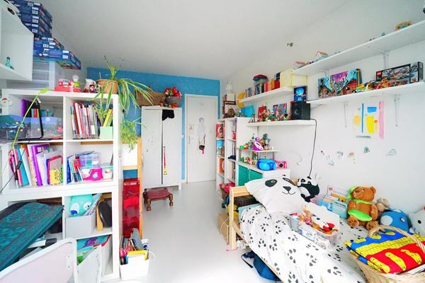 Croix de Chavaux , appartement traversant , lumineux