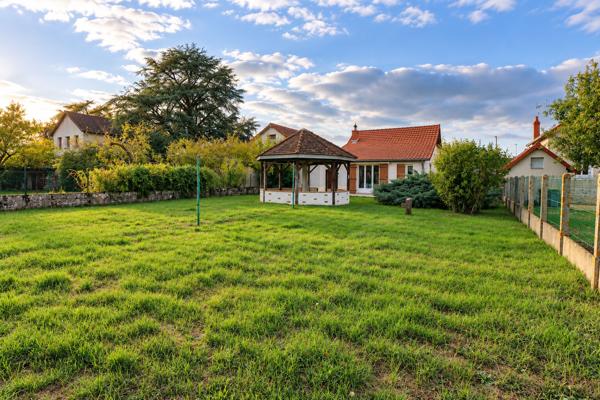 Maison Coulanges-Les-Nevers, 2 chambres, 74m2, double garage, proche écoles et commerces, sous-sol, terrain clôturé