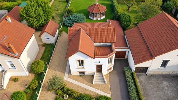 Maison Coulanges-Les-Nevers, 2 chambres, 74m2, double garage, proche écoles et commerces, sous-sol, terrain clôturé