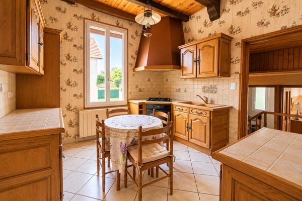 Maison Coulanges-Les-Nevers, 2 chambres, 74m2, double garage, proche écoles et commerces, sous-sol, terrain clôturé