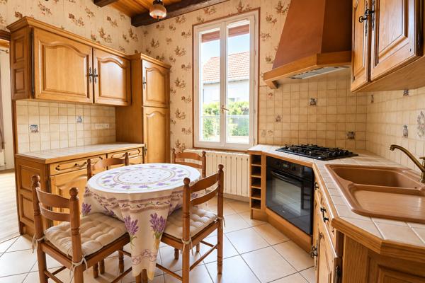 Maison Coulanges-Les-Nevers, 2 chambres, 74m2, double garage, proche écoles et commerces, sous-sol, terrain clôturé