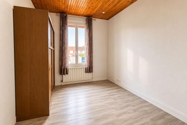 Maison Coulanges-Les-Nevers, 2 chambres, 74m2, double garage, proche écoles et commerces, sous-sol, terrain clôturé