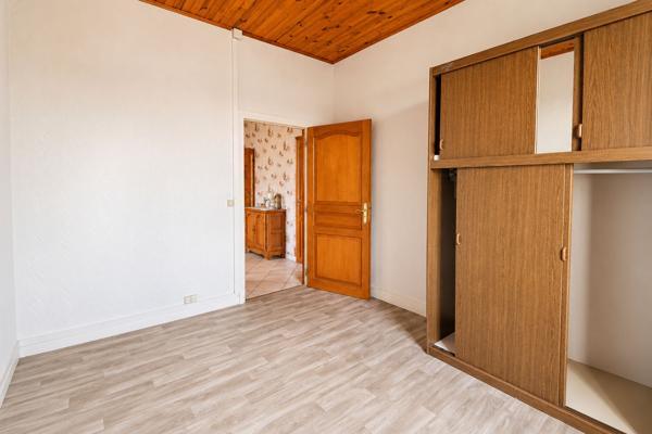Maison Coulanges-Les-Nevers, 2 chambres, 74m2, double garage, proche écoles et commerces, sous-sol, terrain clôturé