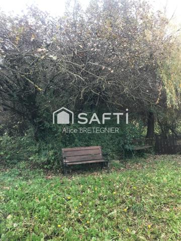 Dans le village de Montlaux, proche de la montagne de Lure. Terrain de 211m2, raccordé à l'électricité, l'eau et le tout à l'égout.