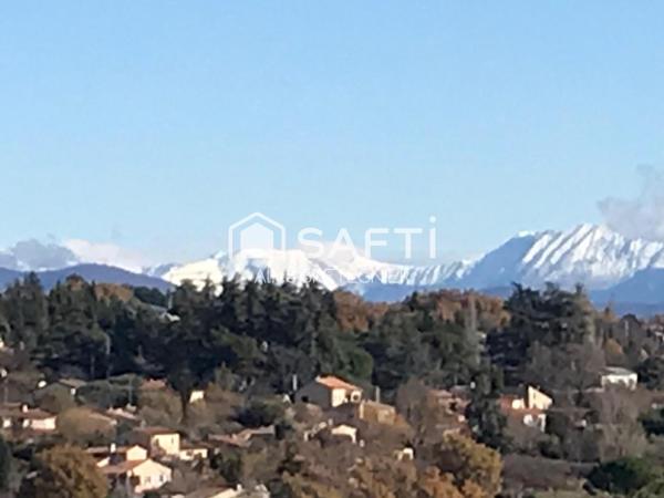 Dans le village de Montlaux, proche de la montagne de Lure. Terrain de 211m2, raccordé à l'électricité, l'eau et le tout à l'égout.
