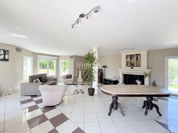 Maison familiale avec piscine, jardin constructible et dépendance