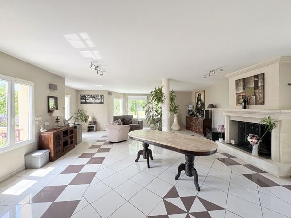 Maison familiale avec piscine, jardin constructible et dépendance