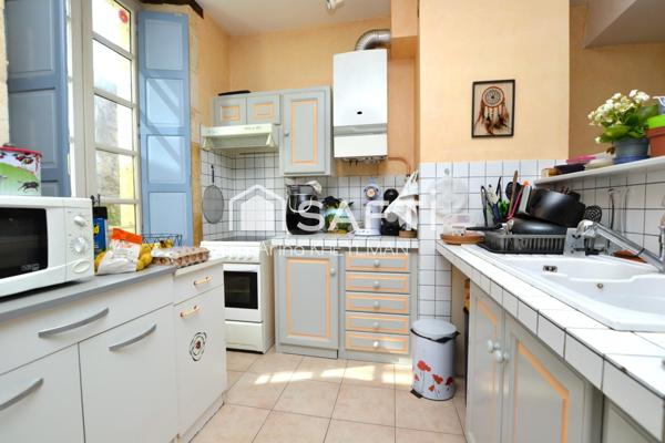 Vendu Loué : Appartement T3, 2 Chambres, Cave, Immeuble en Pierre avec un Ascenseur