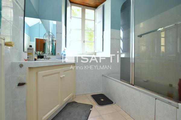 Vendu Loué : Appartement T3, 2 Chambres, Cave, Immeuble en Pierre avec un Ascenseur