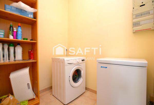 Vendu Loué : Appartement T3, 2 Chambres, Cave, Immeuble en Pierre avec un Ascenseur