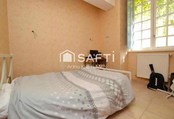 Vendu Loué : Appartement T3, 2 Chambres, Cave, Immeuble en Pierre avec un Ascenseur