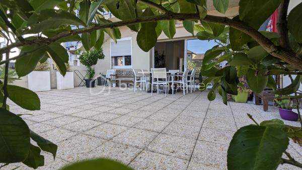 DAX - CŒUR DE VILLE - GRAND APPARTEMENT - BEAUX VOLUMES - LUMINEUX - IDEAL BUREAUX PROFESSIONS LIBERALES - SUPERBE TERRASSE ROOFTOP - STATIONNMENT - BUS 
 
Philippe Raba Immobilier vous propose au cœur de Dax ce très bel appartement d'une superficie de 195 m² habitables (195,26 m² carrez).
 
Dans sa configuration actuelle, cet appartement se compose d’un grand salon séjour, d’une cuisine semi-ouverte équipée d’une verrière, d’une buanderie, de 3 WC indépendants, et de 4 suites avec chambres de plus de 15m² chacune, disposant toute de sa salle de bain ou de salle d’eau. Une grande terrasse type Rooftop donnant sur le séjour et la cuisine complète ce très bel ensemble.

Traversant, il bénéficie d’une très belle luminosité et de volumes exceptionnels,  notamment d’un grand salon séjour de plus de 80 m² articulé autour d’une cheminée centrale et d'une cuisine semi-ouverte qui se devine au travers de sa verrière.

Véritable atout de ces locaux, une magnifique terrasse de plus de 60m² de type Roof Top s'ouvre sur l'extérieur. Vous profiterez d’un lieu de vie ou de travail privilégié exceptionnel, en plein centre-ville, pour recevoir vos clients, parfaitement au calme et à l’abri des regards. 

Facilement transformable en Bureaux, il convient parfaitement à des professions libérales tel que : 
- Avocats, Notaires, Cabinet d'architecture, Expert comptables, Géomètre experts,...
- ou des sociétés spécialisé en Marketing, Communication, Développement Web, Graphismes, Formations...

Disposant de 2 entrées, il peux aussi être scindé en deux pour un projet de division en achat - revente. (marchand de bien) 

Autre atout :
Situé en plein cœur de Dax, dans le quartier très recherché de la Fontaine d’Eau Chaude, cet appartement offre un emplacement idéal à deux pas des lieux de vie prisés du centre-ville et de ses commerces, le tout sans nuisance.  Le stationnement est aisé en pied d’immeuble. 
La proximité de la Fontaine Chaude, du Parc des Arènes, ou des navettes de l’hypercentre menant directement à la gare sont également de vrais atouts. 

Les points forts :
 
-     Son emplacement  n°1 en plein cœur de ville 
-     Ses volumes magnifiques
-     Ses pièces lumineuses
-     Sa très belle terrasse au calme véritable « coup de cœur »


Vous avez besoin de connaître votre capacité de financement et de réaliser une simulation ? Nous vous mettons gratuitement en relation avec notre courtier partenaire.


Pour plus d'informations, contactez Philippe RABA par téléphone ou par mail.
