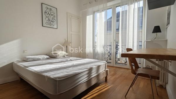 DAX - CŒUR DE VILLE - GRAND APPARTEMENT - BEAUX VOLUMES - LUMINEUX - IDEAL BUREAUX PROFESSIONS LIBERALES - SUPERBE TERRASSE ROOFTOP - STATIONNMENT - BUS 
 
Philippe Raba Immobilier vous propose au cœur de Dax ce très bel appartement d'une superficie de 195 m² habitables (195,26 m² carrez).
 
Dans sa configuration actuelle, cet appartement se compose d’un grand salon séjour, d’une cuisine semi-ouverte équipée d’une verrière, d’une buanderie, de 3 WC indépendants, et de 4 suites avec chambres de plus de 15m² chacune, disposant toute de sa salle de bain ou de salle d’eau. Une grande terrasse type Rooftop donnant sur le séjour et la cuisine complète ce très bel ensemble.

Traversant, il bénéficie d’une très belle luminosité et de volumes exceptionnels,  notamment d’un grand salon séjour de plus de 80 m² articulé autour d’une cheminée centrale et d'une cuisine semi-ouverte qui se devine au travers de sa verrière.

Véritable atout de ces locaux, une magnifique terrasse de plus de 60m² de type Roof Top s'ouvre sur l'extérieur. Vous profiterez d’un lieu de vie ou de travail privilégié exceptionnel, en plein centre-ville, pour recevoir vos clients, parfaitement au calme et à l’abri des regards. 

Facilement transformable en Bureaux, il convient parfaitement à des professions libérales tel que : 
- Avocats, Notaires, Cabinet d'architecture, Expert comptables, Géomètre experts,...
- ou des sociétés spécialisé en Marketing, Communication, Développement Web, Graphismes, Formations...

Disposant de 2 entrées, il peux aussi être scindé en deux pour un projet de division en achat - revente. (marchand de bien) 

Autre atout :
Situé en plein cœur de Dax, dans le quartier très recherché de la Fontaine d’Eau Chaude, cet appartement offre un emplacement idéal à deux pas des lieux de vie prisés du centre-ville et de ses commerces, le tout sans nuisance.  Le stationnement est aisé en pied d’immeuble. 
La proximité de la Fontaine Chaude, du Parc des Arènes, ou des navettes de l’hypercentre menant directement à la gare sont également de vrais atouts. 

Les points forts :
 
-     Son emplacement  n°1 en plein cœur de ville 
-     Ses volumes magnifiques
-     Ses pièces lumineuses
-     Sa très belle terrasse au calme véritable « coup de cœur »


Vous avez besoin de connaître votre capacité de financement et de réaliser une simulation ? Nous vous mettons gratuitement en relation avec notre courtier partenaire.


Pour plus d'informations, contactez Philippe RABA par téléphone ou par mail.