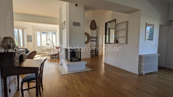 DAX - CŒUR DE VILLE - GRAND APPARTEMENT - BEAUX VOLUMES - LUMINEUX - IDEAL BUREAUX PROFESSIONS LIBERALES - SUPERBE TERRASSE ROOFTOP - STATIONNMENT - BUS 
 
Philippe Raba Immobilier vous propose au cœur de Dax ce très bel appartement d'une superficie de 195 m² habitables (195,26 m² carrez).
 
Dans sa configuration actuelle, cet appartement se compose d’un grand salon séjour, d’une cuisine semi-ouverte équipée d’une verrière, d’une buanderie, de 3 WC indépendants, et de 4 suites avec chambres de plus de 15m² chacune, disposant toute de sa salle de bain ou de salle d’eau. Une grande terrasse type Rooftop donnant sur le séjour et la cuisine complète ce très bel ensemble.

Traversant, il bénéficie d’une très belle luminosité et de volumes exceptionnels,  notamment d’un grand salon séjour de plus de 80 m² articulé autour d’une cheminée centrale et d'une cuisine semi-ouverte qui se devine au travers de sa verrière.

Véritable atout de ces locaux, une magnifique terrasse de plus de 60m² de type Roof Top s'ouvre sur l'extérieur. Vous profiterez d’un lieu de vie ou de travail privilégié exceptionnel, en plein centre-ville, pour recevoir vos clients, parfaitement au calme et à l’abri des regards. 

Facilement transformable en Bureaux, il convient parfaitement à des professions libérales tel que : 
- Avocats, Notaires, Cabinet d'architecture, Expert comptables, Géomètre experts,...
- ou des sociétés spécialisé en Marketing, Communication, Développement Web, Graphismes, Formations...

Disposant de 2 entrées, il peux aussi être scindé en deux pour un projet de division en achat - revente. (marchand de bien) 

Autre atout :
Situé en plein cœur de Dax, dans le quartier très recherché de la Fontaine d’Eau Chaude, cet appartement offre un emplacement idéal à deux pas des lieux de vie prisés du centre-ville et de ses commerces, le tout sans nuisance.  Le stationnement est aisé en pied d’immeuble. 
La proximité de la Fontaine Chaude, du Parc des Arènes, ou des navettes de l’hypercentre menant directement à la gare sont également de vrais atouts. 

Les points forts :
 
-     Son emplacement  n°1 en plein cœur de ville 
-     Ses volumes magnifiques
-     Ses pièces lumineuses
-     Sa très belle terrasse au calme véritable « coup de cœur »


Vous avez besoin de connaître votre capacité de financement et de réaliser une simulation ? Nous vous mettons gratuitement en relation avec notre courtier partenaire.


Pour plus d'informations, contactez Philippe RABA par téléphone ou par mail.