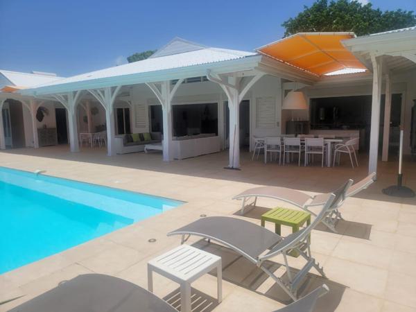 Villa d'Exception sur 3000m² de Terrain : Espaces Luxueux et Terrasses Panoramiques – Votre Oasis de Sérénité Vous Attend !"