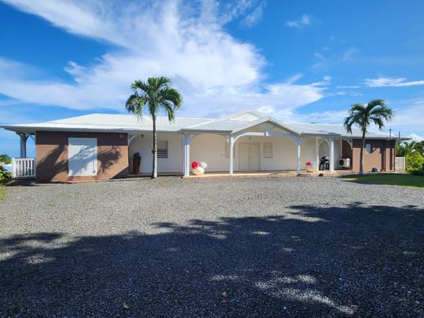 Villa d'Exception sur 3000m² de Terrain : Espaces Luxueux et Terrasses Panoramiques – Votre Oasis de Sérénité Vous Attend !"