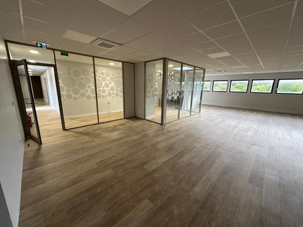 bureaux à louer RILLIEUX LA PAPE (69) plateau de bureaux de 344m2 au 1er étage avec parking inclu