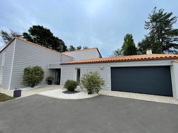 Maison d’architecte 213 m² – Quartier résidentiel, terrain arboré de 1 400 m²